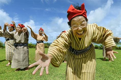 沖縄 歌手 女性 ～海風が運ぶ歌声と島の魂～